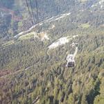 der Wanderweg vom Tal zur Staumauer ist nicht reizvoll, dafür umso mehr die Aussicht von der Seilbahnkabine aus