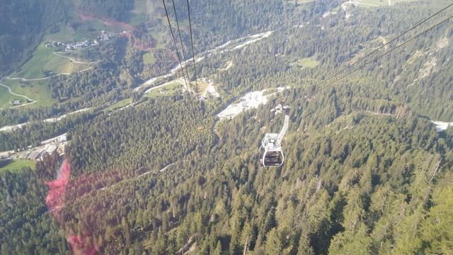 der Wanderweg vom Tal zur Staumauer ist nicht reizvoll, dafür umso mehr die Aussicht von der Seilbahnkabine aus