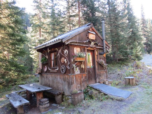 bei einer Waldhütte mit Bänken, das wie ein kleines Hexenhaus aussieht...