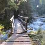 ...überqueren wir auf einer Holzbrücke die Ova da Chaschauna