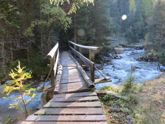 ...überqueren wir auf einer Holzbrücke die Ova da Chaschauna