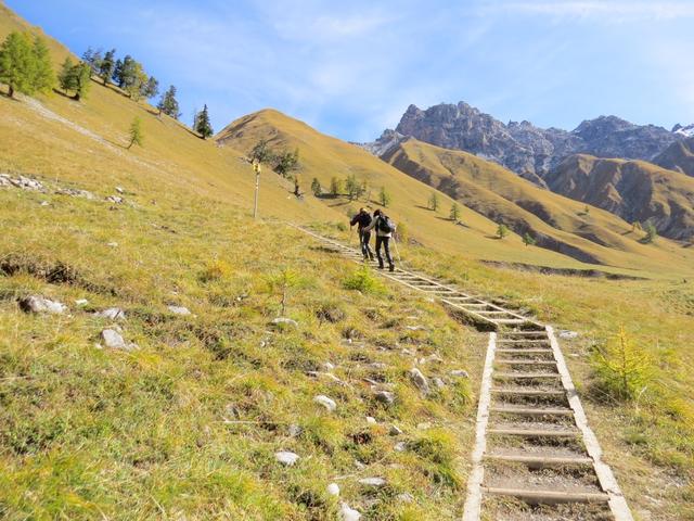 auf der anderen Seite des Baches geht es über ein paar Holzstufen hinauf...
