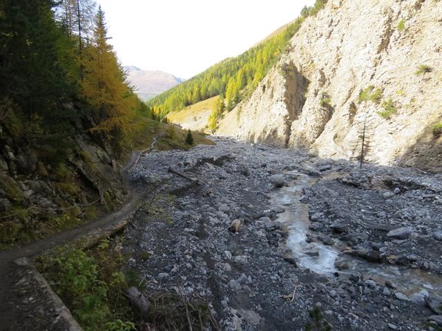 ..und überqueren auf einer Holzbrücke die Ova da Trupchun