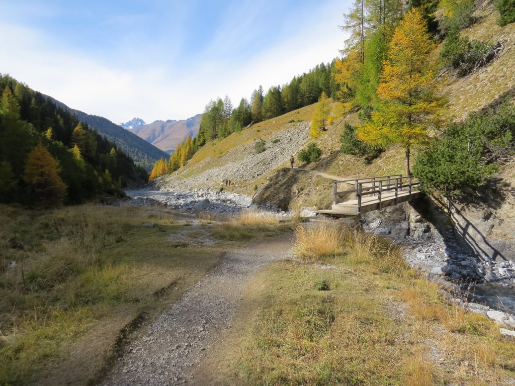 auf dem Hauptweg Richtung Prasüras bleibend, überqueren wir erneut die Ova da Trupchun.