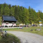 bald darauf ist die Chamanna dal Parc Varusch erreicht, die etwas oberhalb des Weges liegt