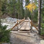 nach wenigen Metern überqueren wir auf einem Holzsteg die Ova da Chaschauna