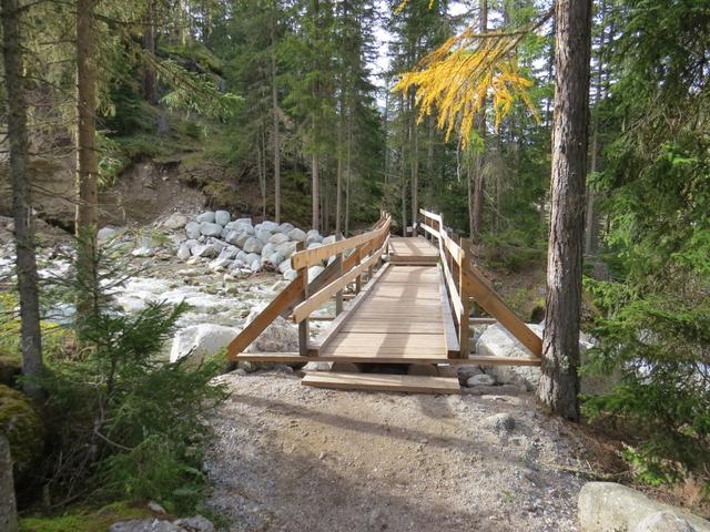 nach wenigen Metern überqueren wir auf einem Holzsteg die Ova da Chaschauna