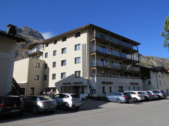 ...und starten unsere Wanderung, die direkt beim Hotel Cervo beginnt