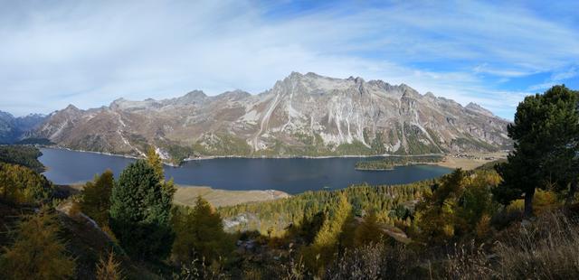 schönes Breitbildfoto mit Blick auf der anderen Seeseite des Silsersees