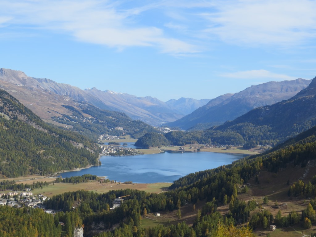 rechts von uns der Silvaplanersee