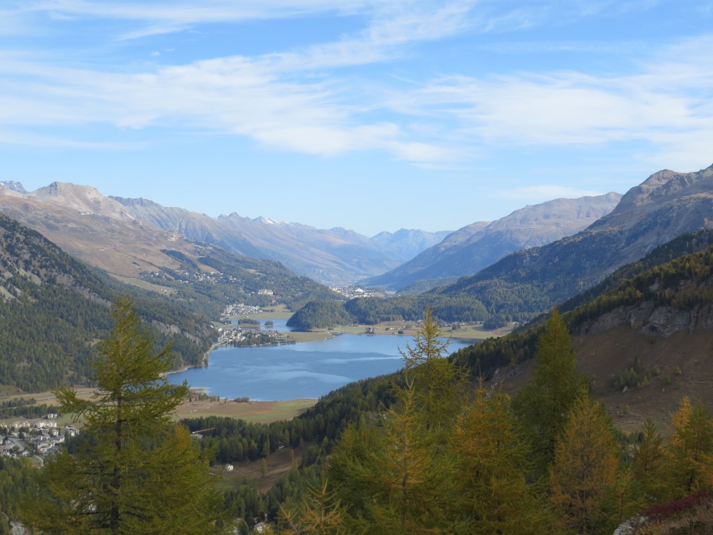 hier bietet sich eine fantastische Aussicht über die Engadiner Seenplatte Richtung Silvaplana