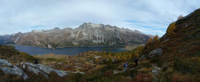 ...blicken wir immer hinunter zum Silsersee
