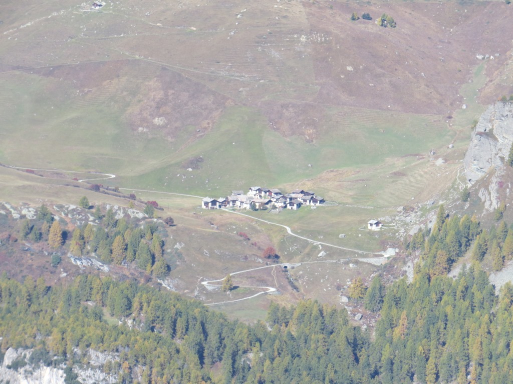 auf der anderen Seeseite erkennen wir das Dorf Grevasalvas. Dort waren wir auch schon
