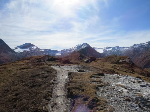 ...und wir stehen auf dem flachen Gipfel des Muott' Ota 2457 m.ü.M.