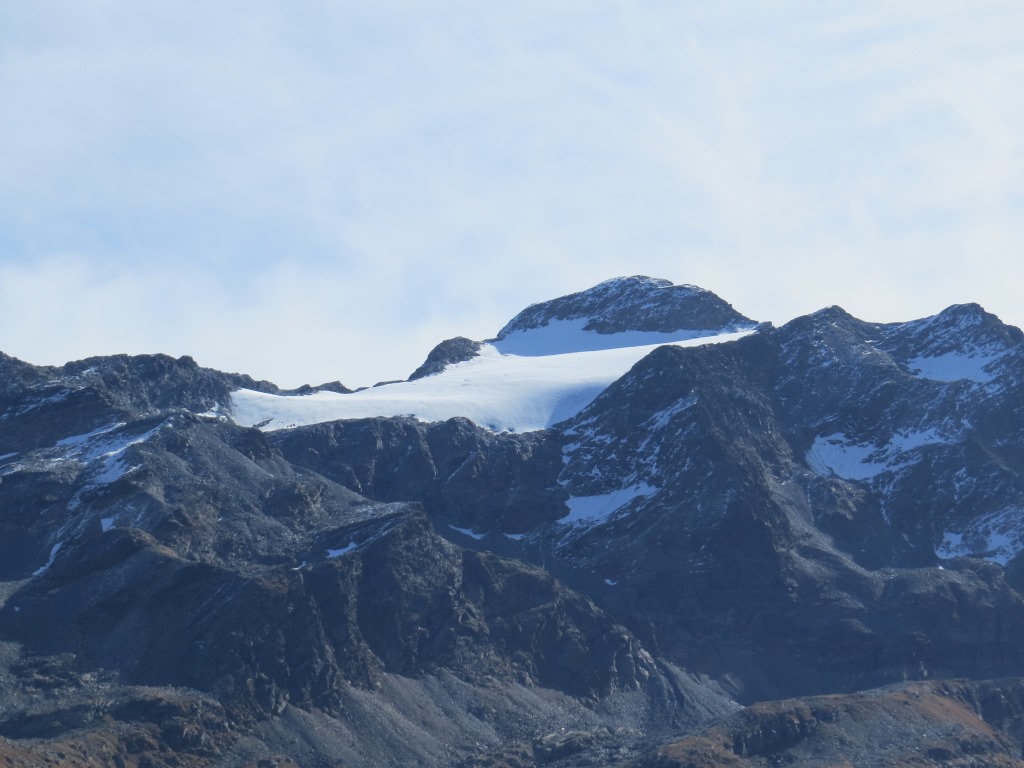 links der Il Chapütschin mit Gletscher dahinter liegt die Coaz Hütte, die wir besucht haben
