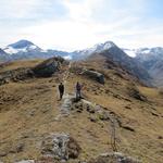 wir verlassen den Gipfel und beginnen mit einer sehr schönen Aussicht den Abstieg