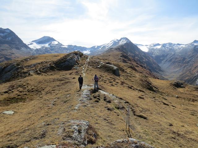 wir verlassen den Gipfel und beginnen mit einer sehr schönen Aussicht den Abstieg