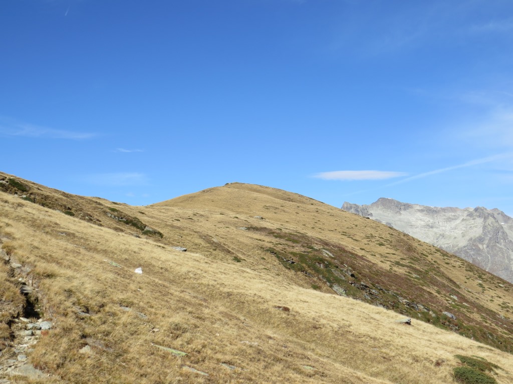 während dem Essen blicken wir zurück und hinauf zum Gipfel des Muott' Ota. Dahinter der Piz d'Emmat Dadaint