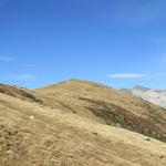 während dem Essen blicken wir zurück und hinauf zum Gipfel des Muott' Ota. Dahinter der Piz d'Emmat Dadaint