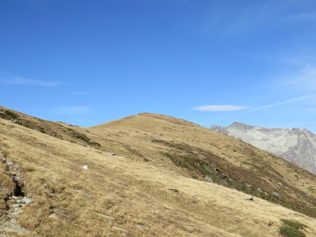 während dem Essen blicken wir zurück und hinauf zum Gipfel des Muott' Ota. Dahinter der Piz d'Emmat Dadaint