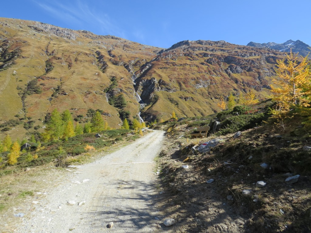 bald mündet der Wanderweg in den von Fex-Crasta und Fex-Curtins kommenden Hauptweg 2030 m.ü.M.