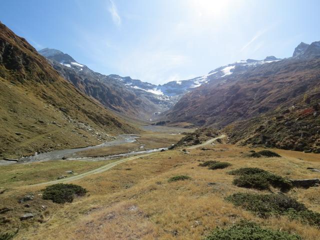 ...die am Rand eines weiten, vom Gletscher geformten Talbodens liegt