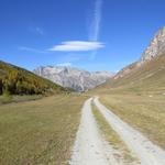 wir wandern durch das weite, sonnige Val Flex sanft abwärts. Direkt vor uns der Piz d'Emmat Dadaint