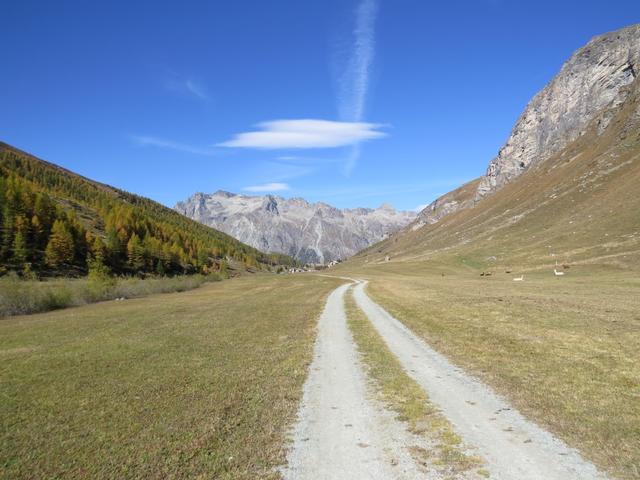 wir wandern durch das weite, sonnige Val Flex sanft abwärts. Direkt vor uns der Piz d'Emmat Dadaint