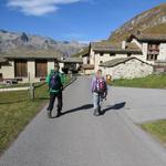 wir verlassen das Hotel Fex und laufen nun auf der Fahrstrasse nach Fex-Curtins