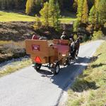 unter lautem Bimmeln und Getrappel überholen uns Pferdekutschen, die Touristen hinunter nach Sils-Maria fahren