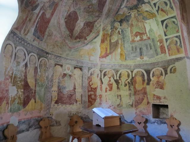 der grösste Schatz der Kapelle sind die bedeutenden Fresken im Chor aus dem 16. Jh.