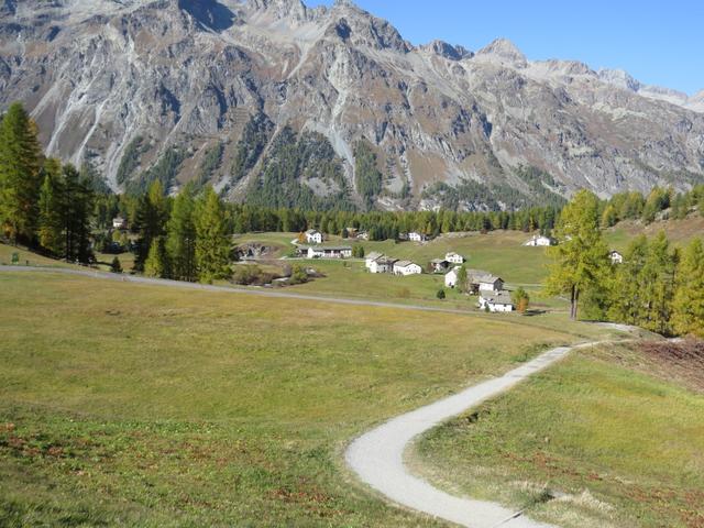 von der Kirche folgen wir der Strasse und biegen dann in den Wiesenpfad Richtung Segl-Maria ein