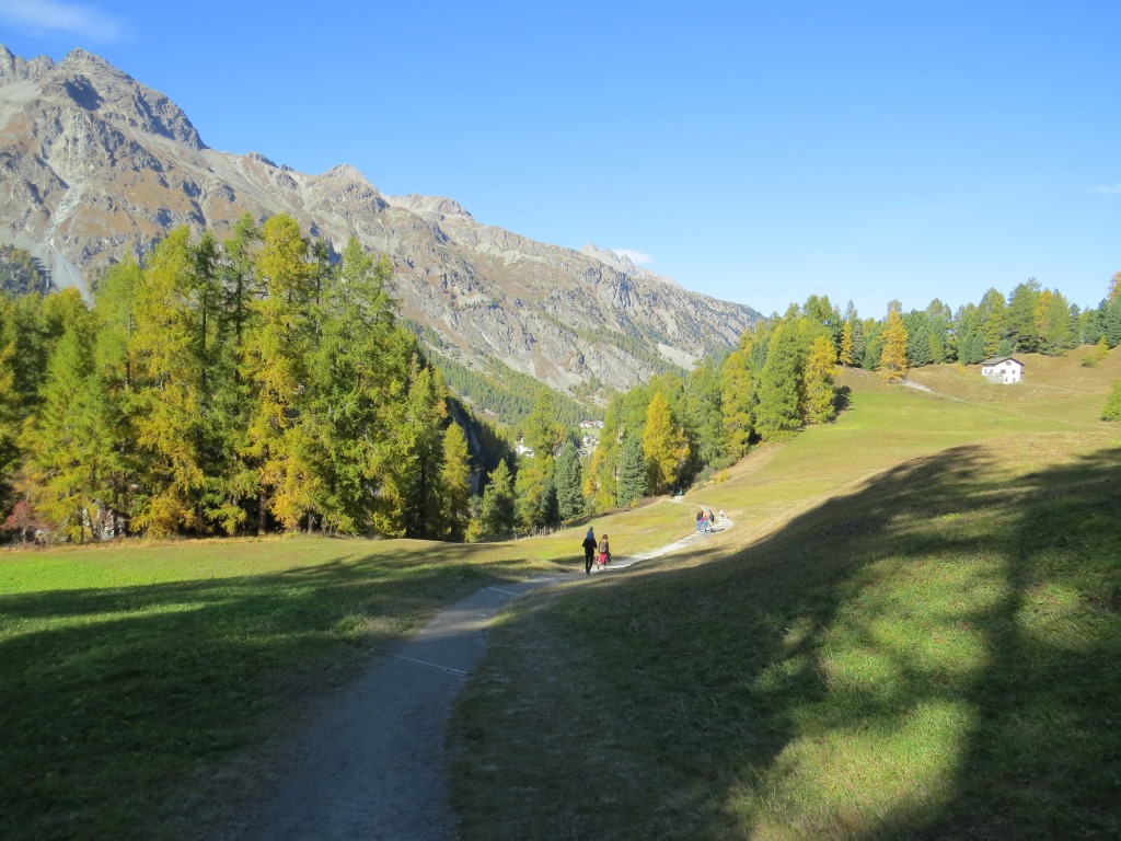 ein Stück hinter dem Ort beginnt der Weg stärker abzufallen