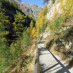 es geht mässig steil und teilweise über Stufen in die Fedacla-Schlucht hinunter