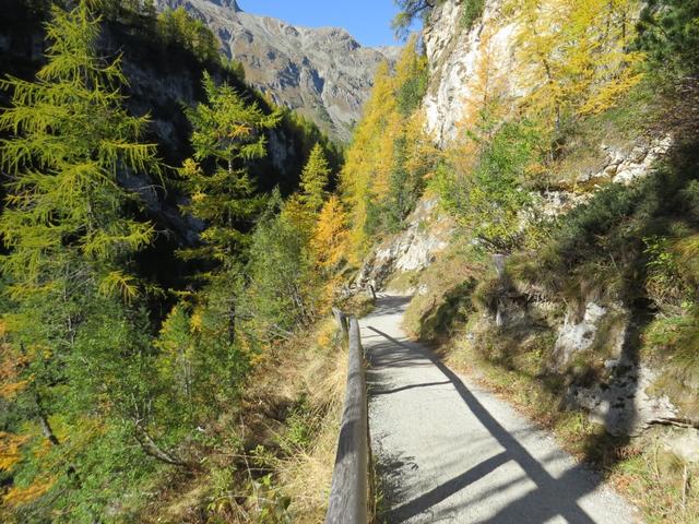 es geht mässig steil und teilweise über Stufen in die Fedacla-Schlucht hinunter