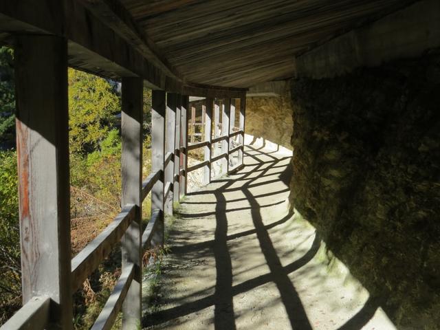 Schutzbauten schützen die Wanderer vom Steinschlag