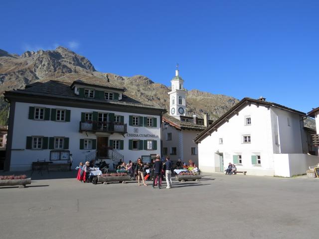 schliesslich erreichen wir am Gemeindehaus wieder Sils-Maria. Eine schöne Wanderung geht zu Ende