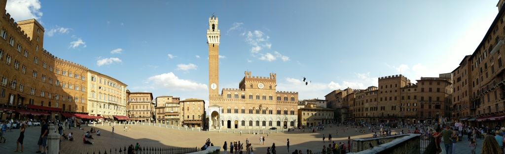 sehr schönes Breitbildfoto vom Piazza del Campo. Bei Breitbildfotos nach dem anklicken, immer noch auf Vollgrösse klicken