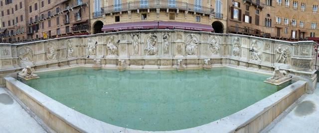der monumentale Brunnen "Gaia" 1346 erbaut, auf der Piazza del Campo