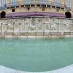 der monumentale Brunnen "Gaia" 1346 erbaut, auf der Piazza del Campo