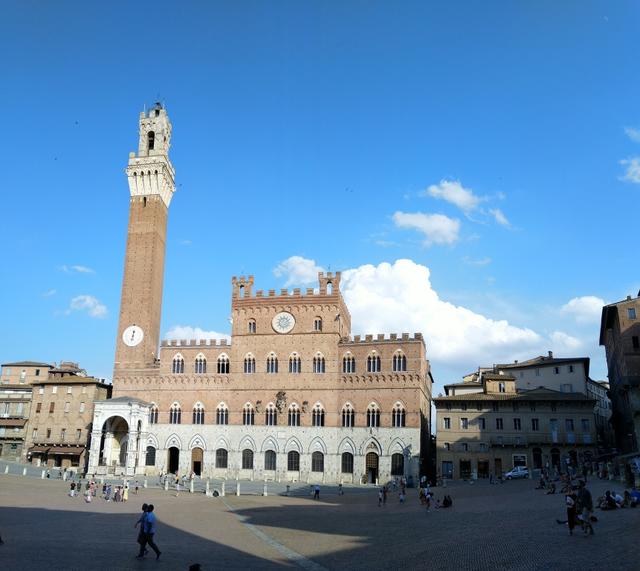 ...erreichen wir die Piazza del Campo wo jeweils der Palio, das Pferderennen stattfindet