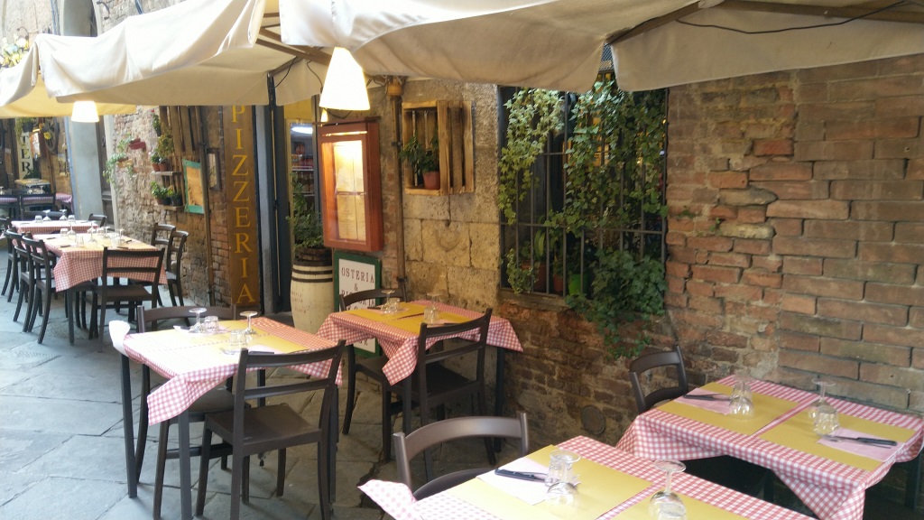 in einem rustikalem Restaurant auf der Via Camollia nehmen wir das Nachtessen zu uns, und freuen uns auf die morgige Etappe