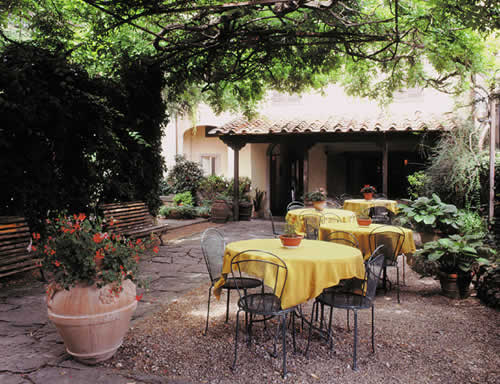 im sehr schönen Gartenrestaurant, geniessen wir das sehr gute Nachtessen