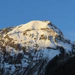 vom Parkplatz aus, blicken wir hinauf zum Wilerhorn, das von der Sonne schon angelacht wird