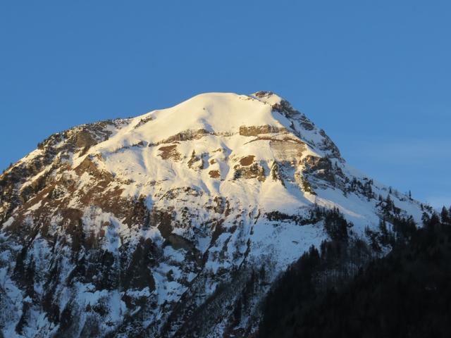 vom Parkplatz aus, blicken wir hinauf zum Wilerhorn, das von der Sonne schon angelacht wird