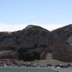 unsere Schneeschuhtour startet oben beim Turren, das noch im Schatten liegt