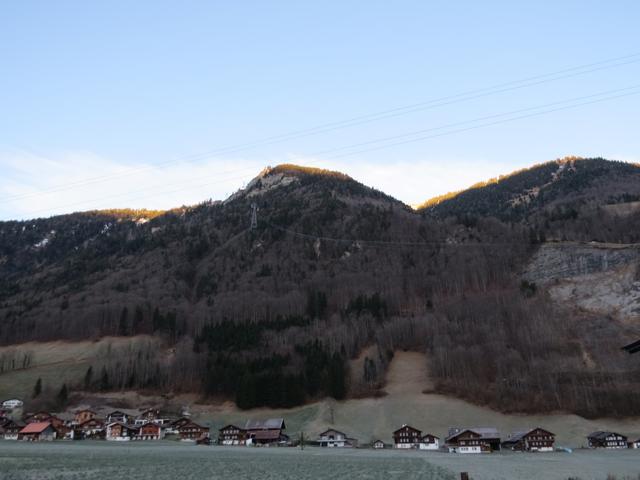unsere Schneeschuhtour startet oben beim Turren, das noch im Schatten liegt
