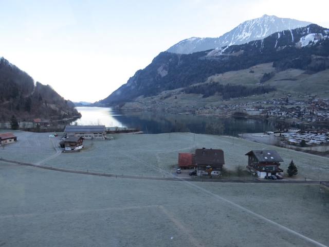 während der Fahrt blicken wir hinunter zum Lungerersee und nach Lungern