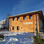 bevor wir unsere Schneeschuhtour starten, gönnen wir uns im Restaurant Turren einen Kaffee und einen Nussgipfel