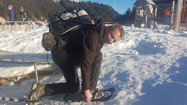 wir schnallen unsere Schneeschuhe an und los geht's